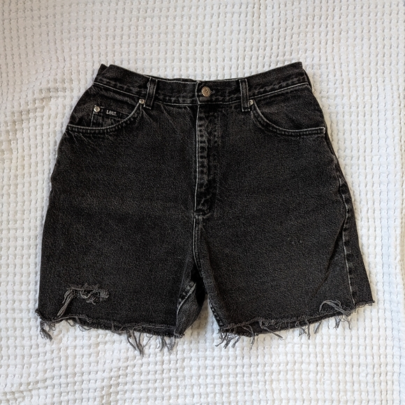 🎩 Vintage Lee High Waisted Black Distressed Jean Shorts with Raw Hem - Picture 1 of 7
